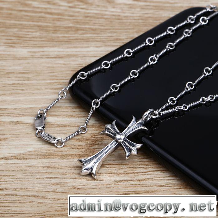 夏の大人カジュアルスタイル クロムハーツ CHROME HEARTS  ネックレス 大人っぽく着こなせる