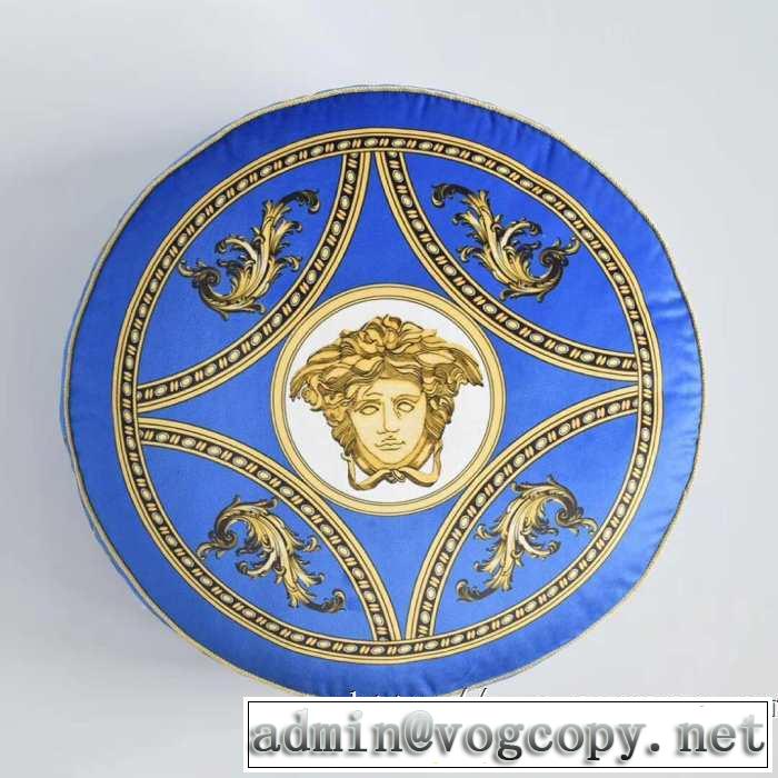 ヴェルサーチVERSACE 枕を抱く 気になる2019年秋のファッション 人気の秋冬新作再登場