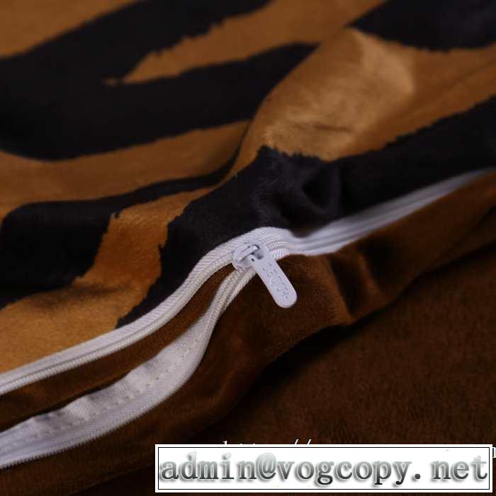 秋冬ファッションコーディネート 秋服コーデ2019年版 プラダ PRADA 寝具4点セット