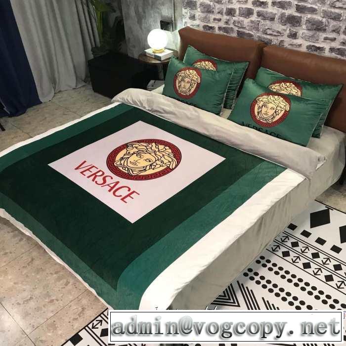 VERSACE 寝具4点セット 最新トレンドコーデおすすめヴェルサーチ 2019-20秋冬取り入れやすい