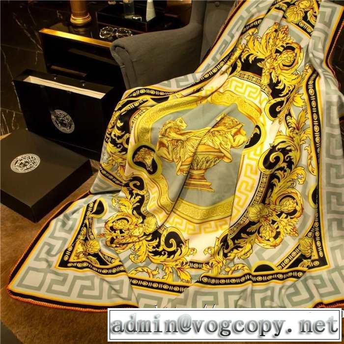 見た目以上に軽くて動きやすい生地 ヴェルサーチ 2019春夏トレンドアイテム VERSACE ブランケット極上タッチのフランネル