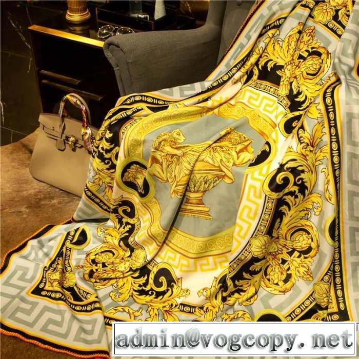 見た目以上に軽くて動きやすい生地 ヴェルサーチ 2019春夏トレンドアイテム VERSACE ブランケット極上タッチのフランネル