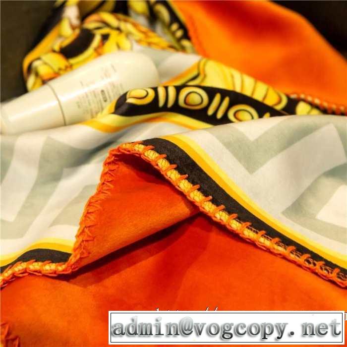 見た目以上に軽くて動きやすい生地 ヴェルサーチ 2019春夏トレンドアイテム VERSACE ブランケット極上タッチのフランネル