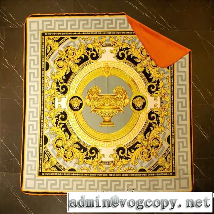 見た目以上に軽くて動きやすい生地 ヴェルサーチ 2019春夏トレンドアイテム VERSACE ブランケット極上タッチのフランネル