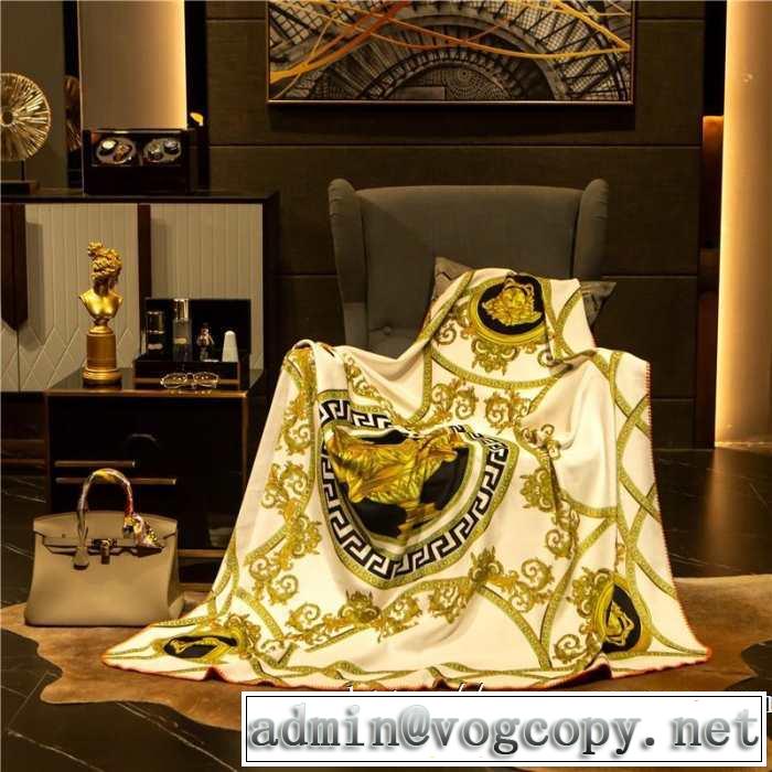 素敵なスタイルで夏の定番 ヴェルサーチ 寒いオフィスにおすすめ VERSACE ブランケットふんわりとした生地感が魅力的