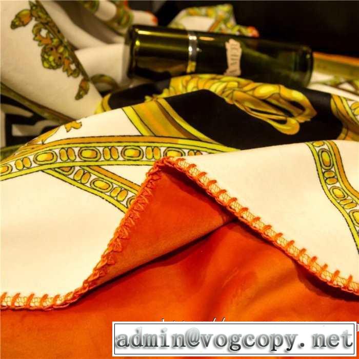 素敵なスタイルで夏の定番 ヴェルサーチ 寒いオフィスにおすすめ VERSACE ブランケットふんわりとした生地感が魅力的