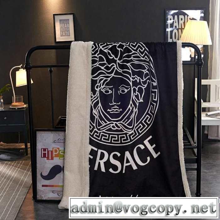ブランケット  2019年の春夏に着たい ヴェルサーチ 肌触りが柔らかくて快適 VERSACE 暖かさと寝心地のよさに全身包まれる 
