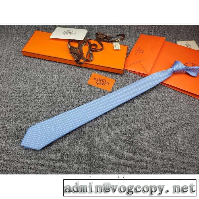 最新秋冬トレンドをチェック！2019-20秋冬 エルメス大人かわいい秋冬コーデを楽しみ  HERMES ネクタイ
