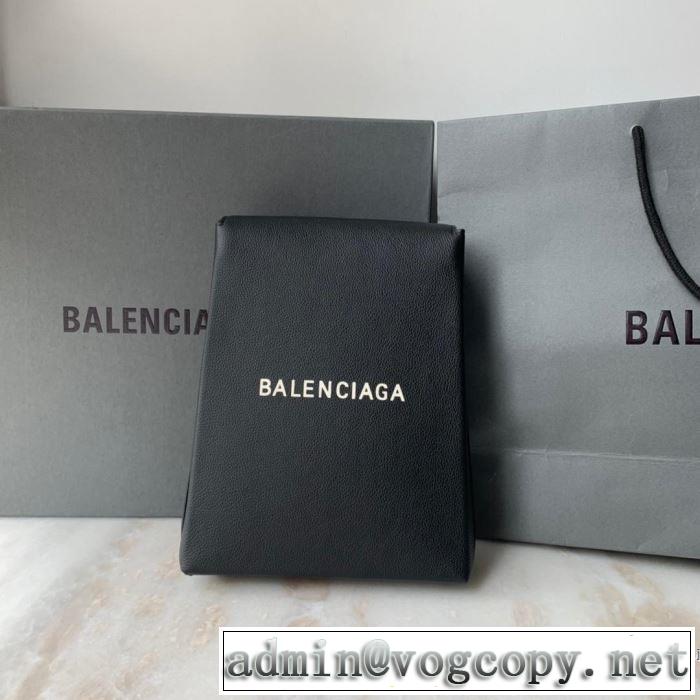 秋冬もちろん主役級 バレンシアガ 2019秋のファッショントレンドはこれ BALENCIAGA 秋ファションのトレンド ポーチ