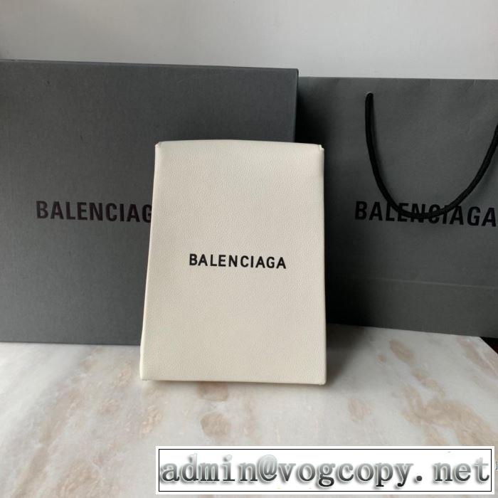 秋冬もちろん主役級 バレンシアガ 2019秋のファッショントレンドはこれ BALENCIAGA 秋ファションのトレンド ポーチ