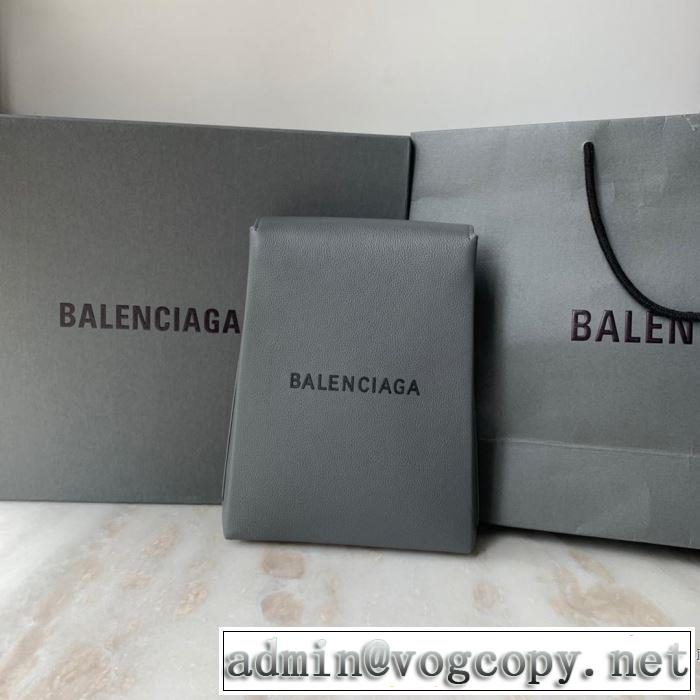 秋冬もちろん主役級 バレンシアガ 2019秋のファッショントレンドはこれ BALENCIAGA 秋ファションのトレンド ポーチ