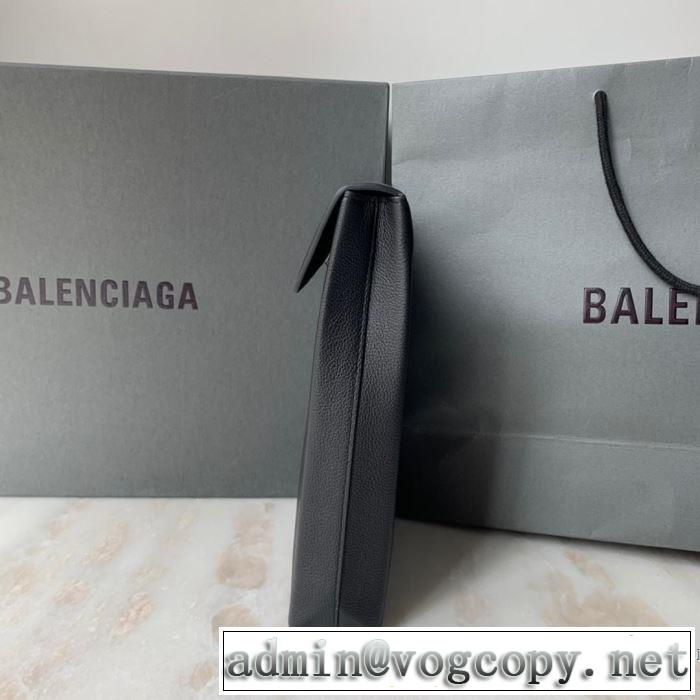 秋冬もちろん主役級 バレンシアガ 2019秋のファッショントレンドはこれ BALENCIAGA 秋ファションのトレンド ポーチ