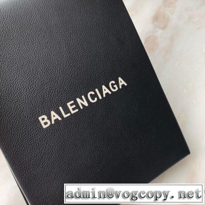 秋冬もちろん主役級 バレンシアガ 2019秋のファッショントレンドはこれ BALENCIAGA 秋ファションのトレンド ポーチ