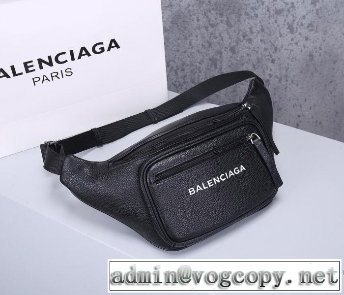秋冬コーデと相性がいい バレンシアガ おしゃれなファッションコーデ BALENCIAGA ウエストポーチ 2019トレンド秋冬おすすめ安い