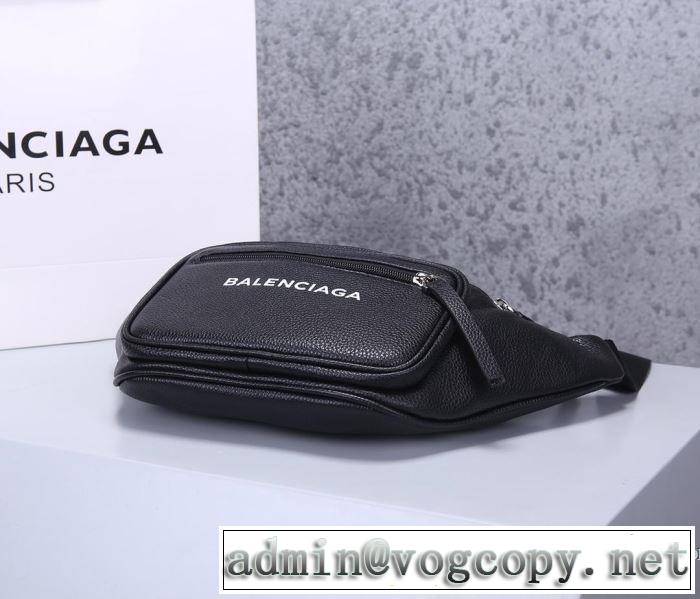 秋冬コーデと相性がいい バレンシアガ おしゃれなファッションコーデ BALENCIAGA ウエストポーチ 2019トレンド秋冬おすすめ安い