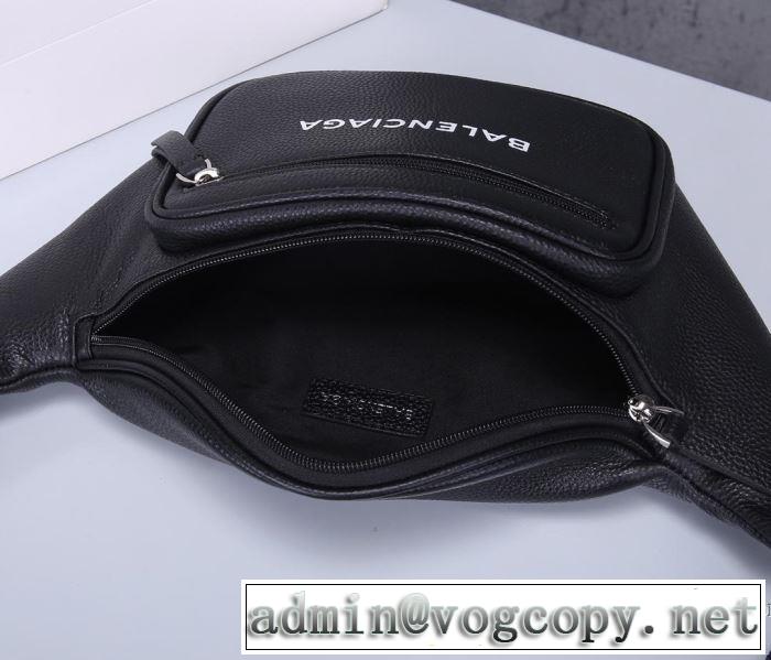 秋冬コーデと相性がいい バレンシアガ おしゃれなファッションコーデ BALENCIAGA ウエストポーチ 2019トレンド秋冬おすすめ安い