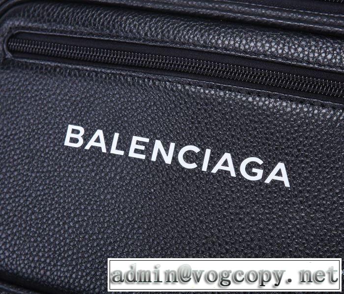 秋冬コーデと相性がいい バレンシアガ おしゃれなファッションコーデ BALENCIAGA ウエストポーチ 2019トレンド秋冬おすすめ安い