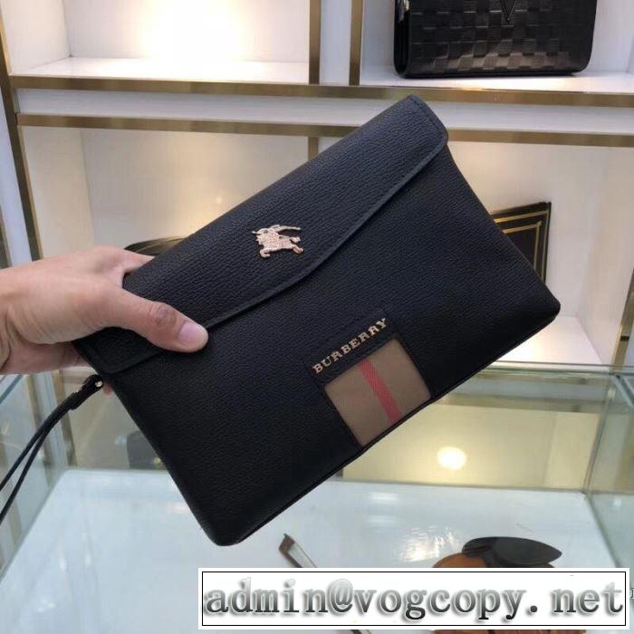 大人カジュアル夏ファッション2019 暑い今こそ活躍させたい！ バーバリー BURBERRY ポーチ