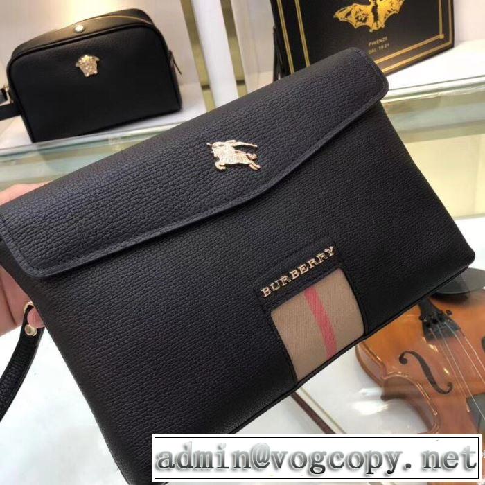 大人カジュアル夏ファッション2019 暑い今こそ活躍させたい！ バーバリー BURBERRY ポーチ