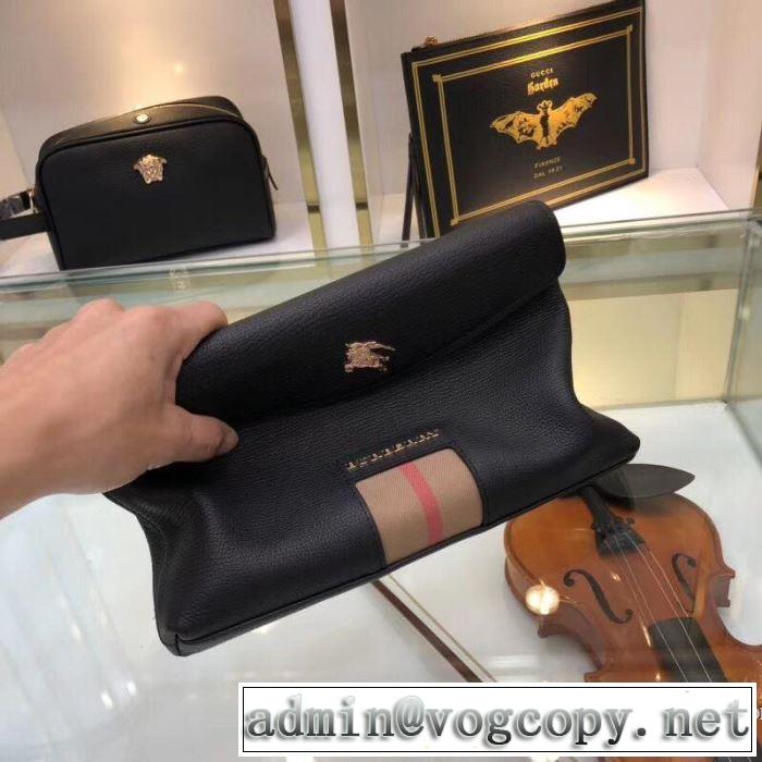 大人カジュアル夏ファッション2019 暑い今こそ活躍させたい！ バーバリー BURBERRY ポーチ