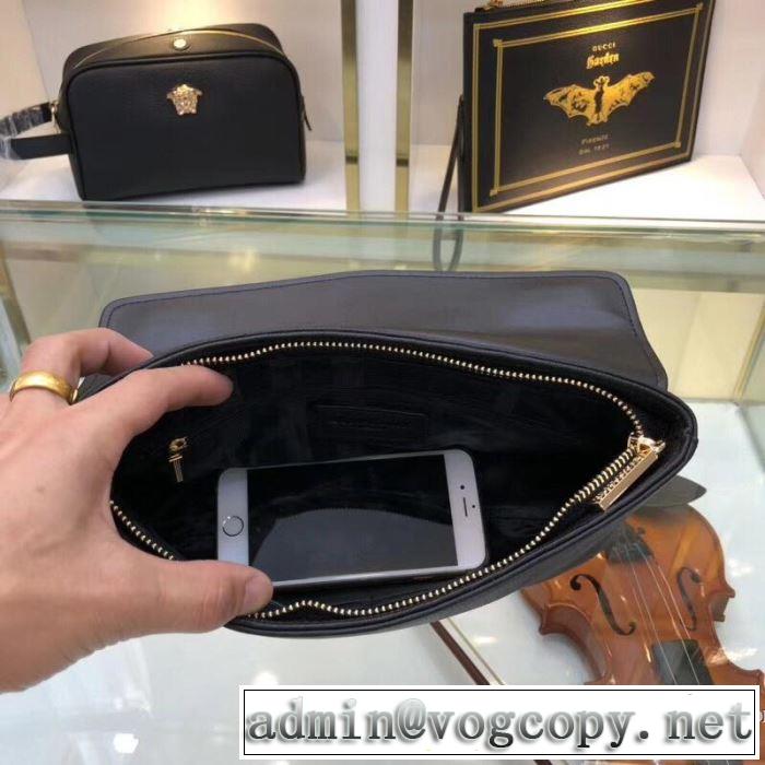 大人カジュアル夏ファッション2019 暑い今こそ活躍させたい！ バーバリー BURBERRY ポーチ