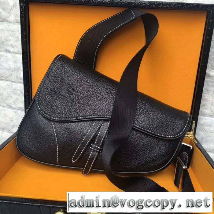 2019年春夏流行ファッション 大人可愛いスタイル バーバリー BURBERRY 斜め掛けバッグ