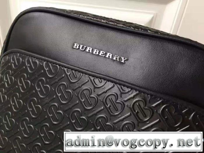 バーバリー 今年からは大注目人気アイテム　BURBERRY　2019-2020年秋冬シーズン新商品の防寒着ミニバッグ　暖かさに定評のある新作