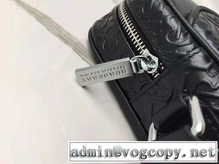 バーバリー 今年からは大注目人気アイテム　BURBERRY　2019-2020年秋冬シーズン新商品の防寒着ミニバッグ　暖かさに定評のある新作