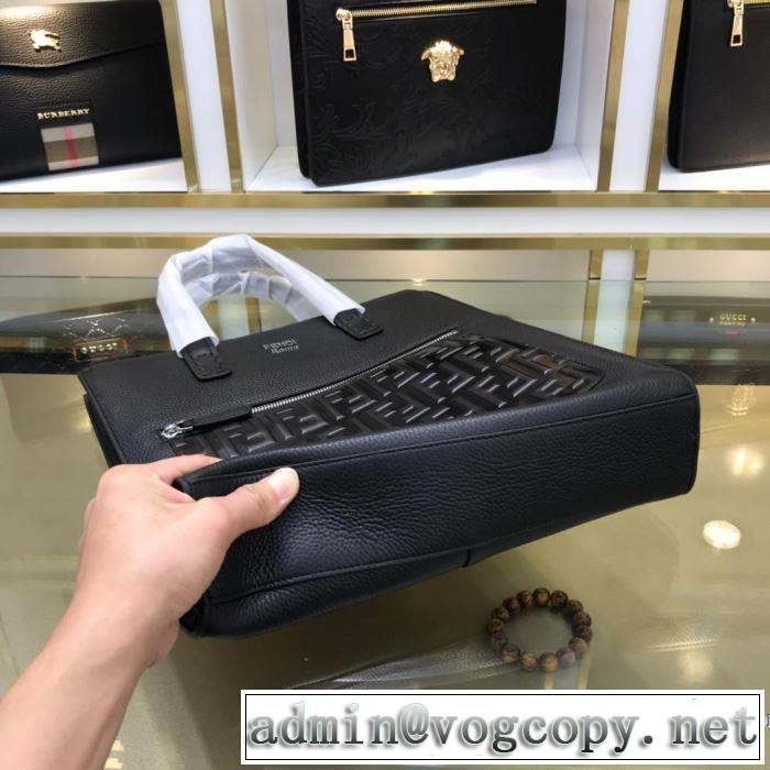 お洒落が楽しめる秋冬新品　フェンディ FENDI 2019-20秋冬ファッションを楽しみ　ハンドバッグ　バランスの取れたコーデスタイル