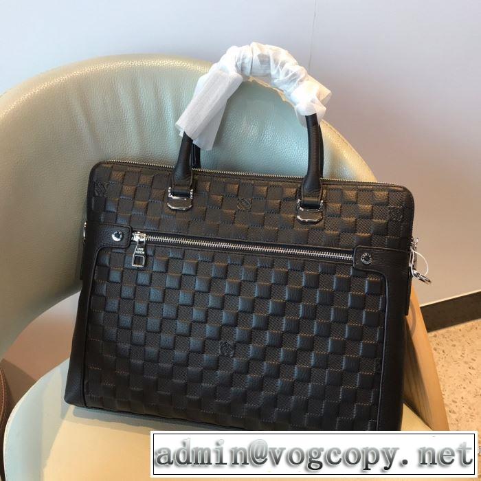 秋冬ファッションコーディネート ルイ ヴィトン人気ファッション雑誌でも掲載  LOUIS VUITTON ハンドバッグ 最重要！2019秋冬トレンド