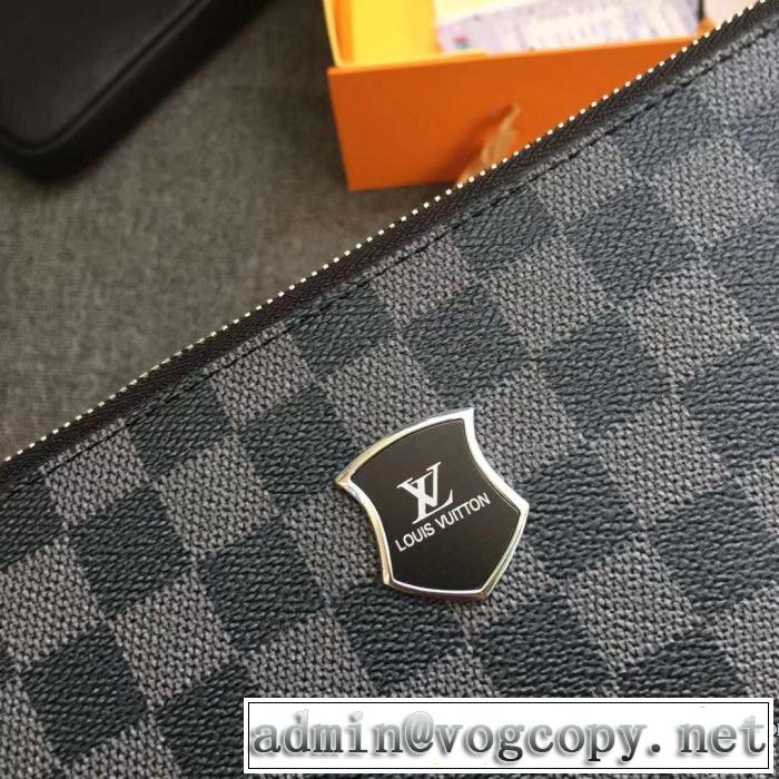 今季トレンド新作はこれ ルイ ヴィトン 秋冬に大注目のカラー LOUIS VUITTON カジュアルコーデオシャレ ポーチ もちろん相性抜群