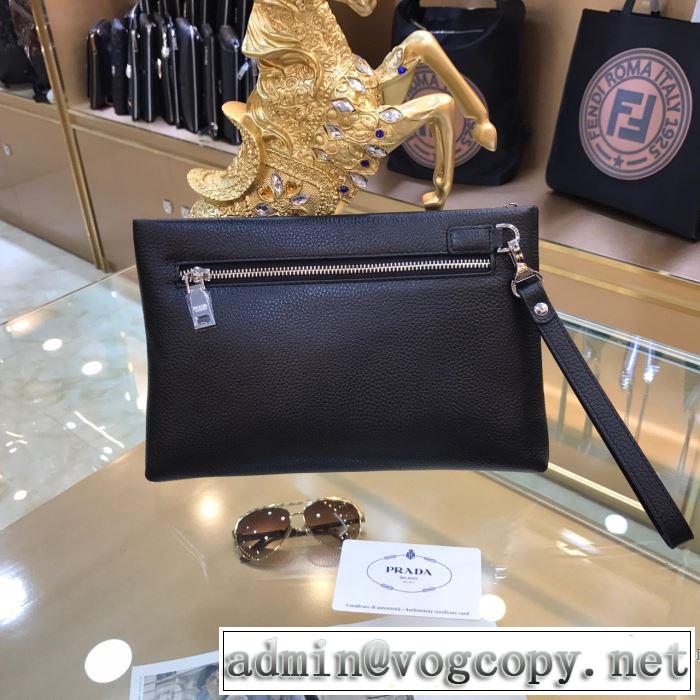 人気夏ファションおすすめ 大人カジュアル夏ファッション2019 プラダ PRADA ポーチ