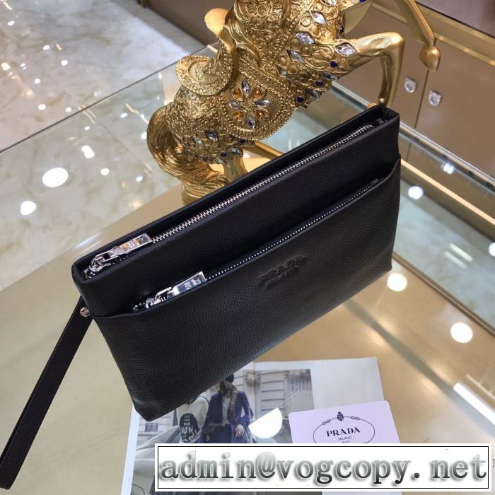 人気夏ファションおすすめ 大人カジュアル夏ファッション2019 プラダ PRADA ポーチ