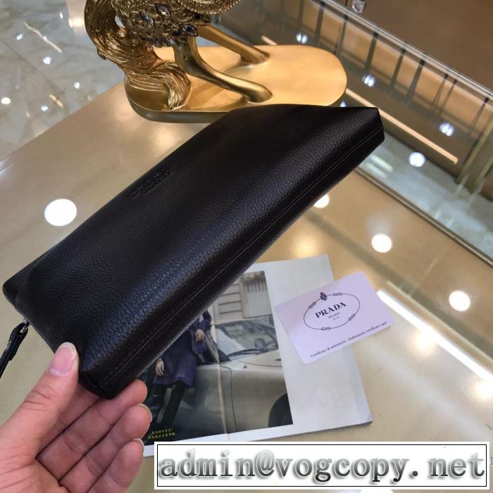 人気夏ファションおすすめ 大人カジュアル夏ファッション2019 プラダ PRADA ポーチ