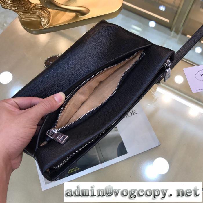 人気夏ファションおすすめ 大人カジュアル夏ファッション2019 プラダ PRADA ポーチ