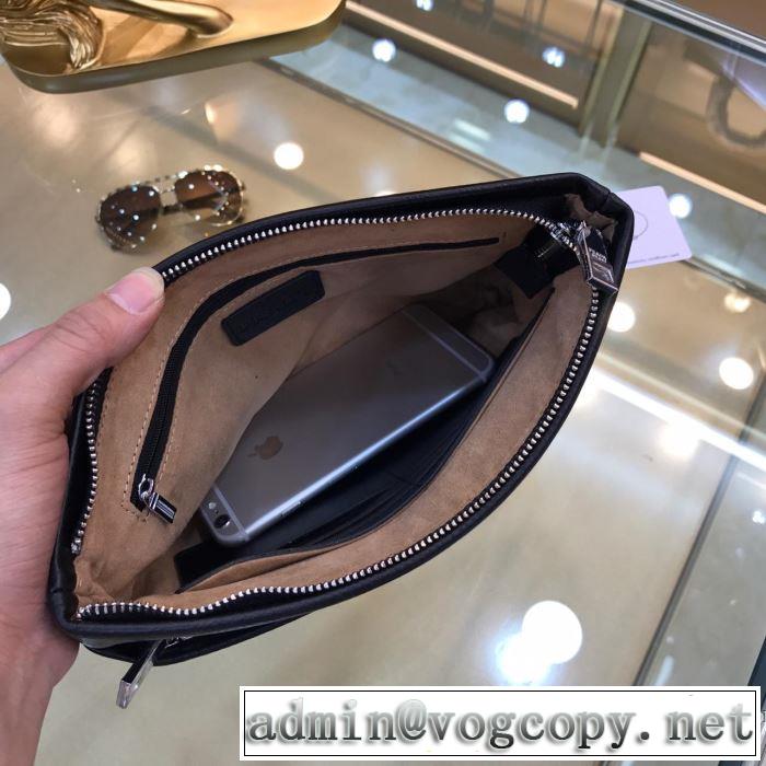 人気夏ファションおすすめ 大人カジュアル夏ファッション2019 プラダ PRADA ポーチ