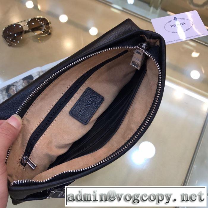 人気夏ファションおすすめ 大人カジュアル夏ファッション2019 プラダ PRADA ポーチ