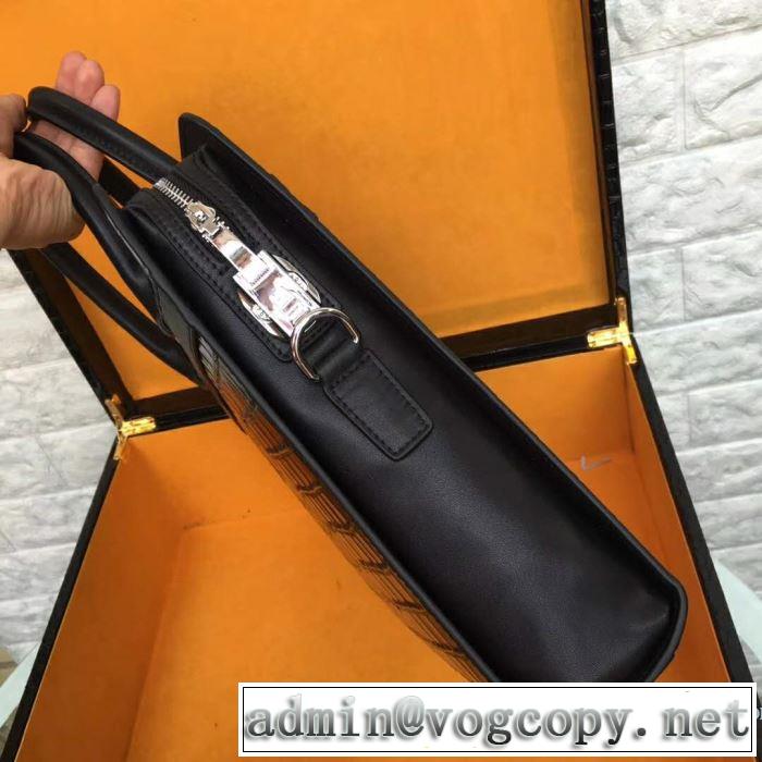 2019春夏トレンドアイテム 今年は大きめの新作がトレンド プラダ PRADA ビジネスバッグ