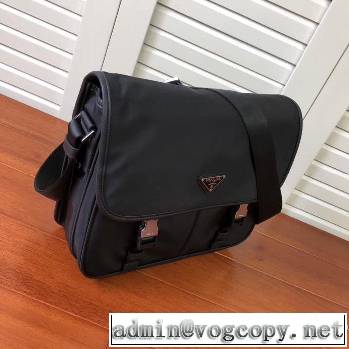 カジュアルコーデオシャレ プラダ PRADA 速報！2019年秋ファッショントレンド ショルダーバッグ 優しい色味がかわいい