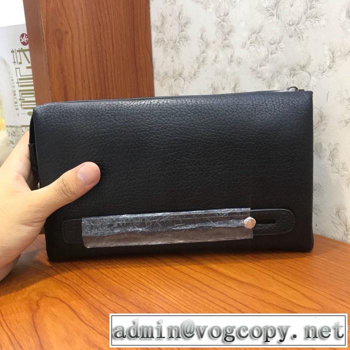 プラダ おススメの秋冬アイテムをCHECK  PRADA 2019トレンドファッション新品 ポーチ 今季トレンドをうまく取り