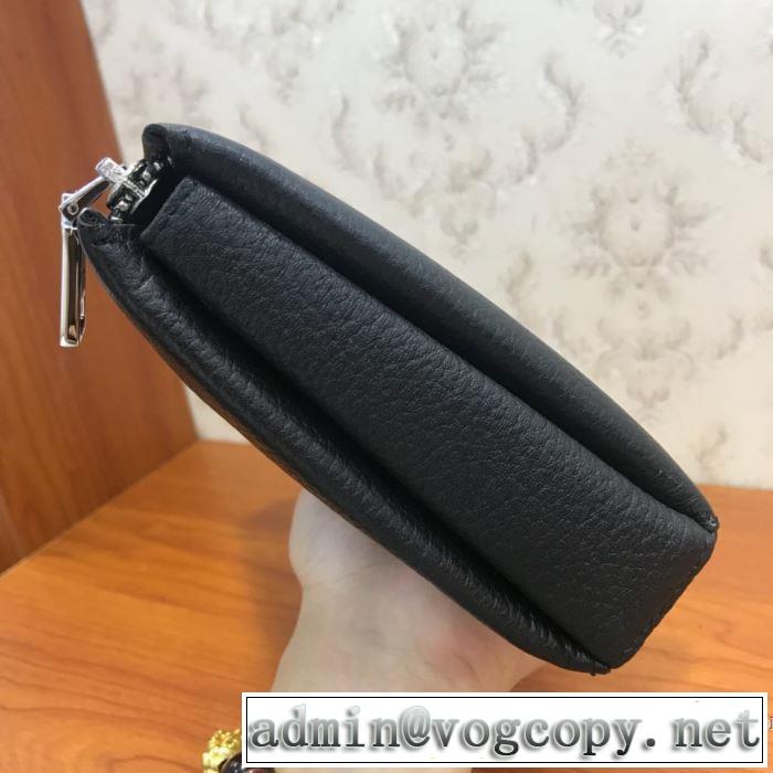 プラダ おススメの秋冬アイテムをCHECK  PRADA 2019トレンドファッション新品 ポーチ 今季トレンドをうまく取り