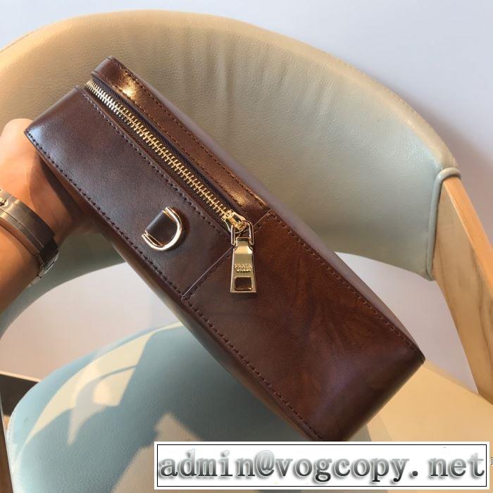 ハンドバッグ  最新秋冬トレンドをチェック！2019-20秋冬 プラダ絶対おさえるべきカラーと最新  PRADA 今年の流行りファション