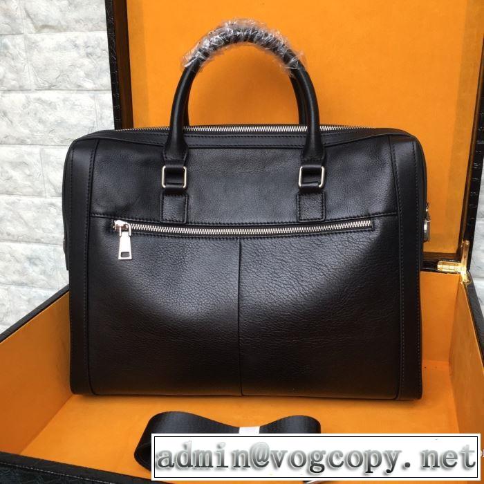秋冬に大注目のカラー プラダ カジュアルコーデオシャレ PRADA ハンドバッグ  速報！2019年秋ファッショントレンド