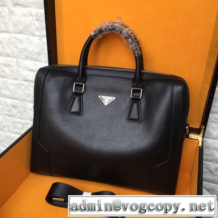 秋冬に大注目のカラー プラダ カジュアルコーデオシャレ PRADA ハンドバッグ  速報！2019年秋ファッショントレンド