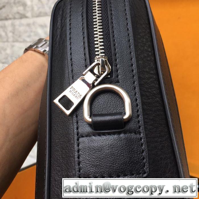 秋冬に大注目のカラー プラダ カジュアルコーデオシャレ PRADA ハンドバッグ  速報！2019年秋ファッショントレンド