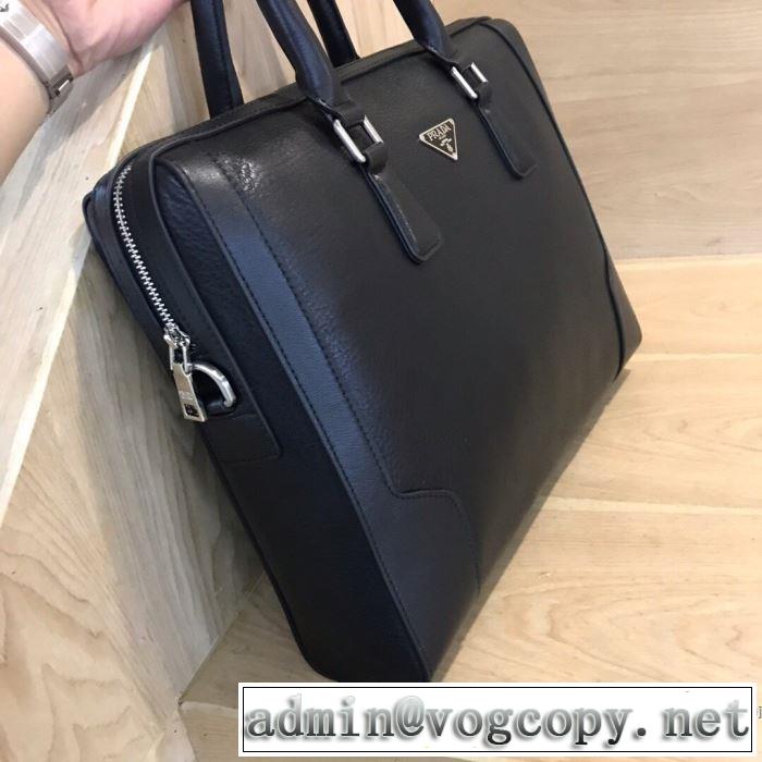 秋冬に大注目のカラー プラダ カジュアルコーデオシャレ PRADA ハンドバッグ  速報！2019年秋ファッショントレンド