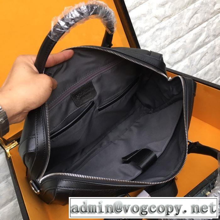 秋冬に大注目のカラー プラダ カジュアルコーデオシャレ PRADA ハンドバッグ  速報！2019年秋ファッショントレンド