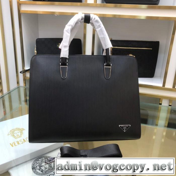 ハンドバッグ  秋冬コーデと相性がいい プラダ 2019トレンド秋冬おすすめ安い PRADA  おしゃれなファッションコーデ