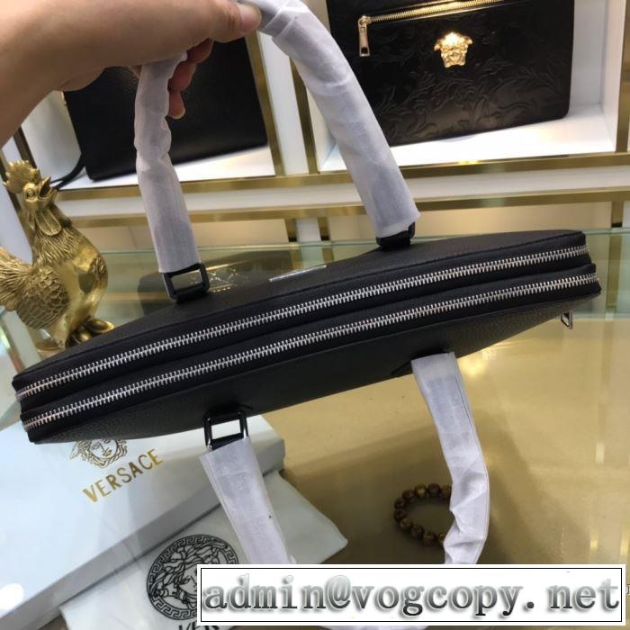 PRADA 秋冬から人気継続中 プラダ  シンプルに着こなしたい ハンドバッグ 最速2019秋冬トレンドブランド