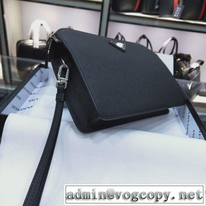 プラダ 秋トレンドの新定番 PRADA 気になる2019年秋のファッション ポーチ 今から取り入れられるトレンド